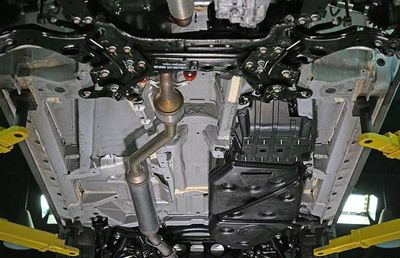 汽车后排“凸起”之谜 不只是设计，更是技术与安全的体现